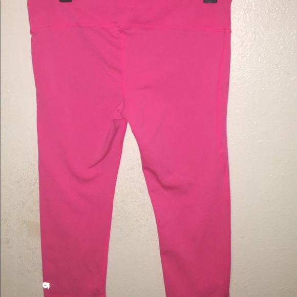 Pink gap fit yoga Capri pants - Picture 2 of 2